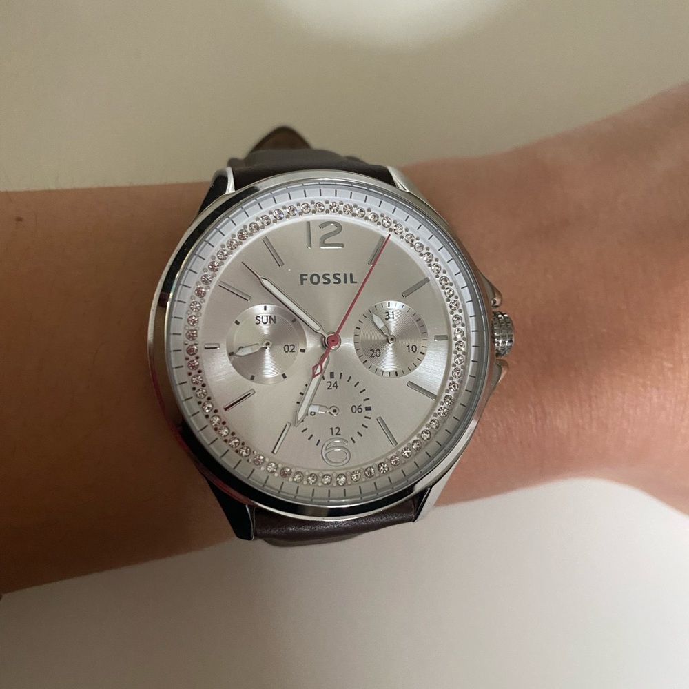 Brand new never before worn genuine leather fossil watch. - Picture 5 of 10